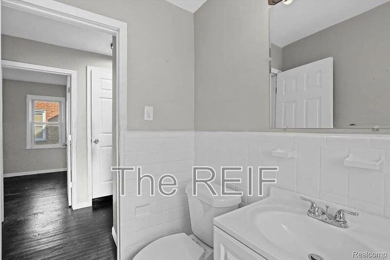 20045 Greenlawn St - Photo 4 of 14