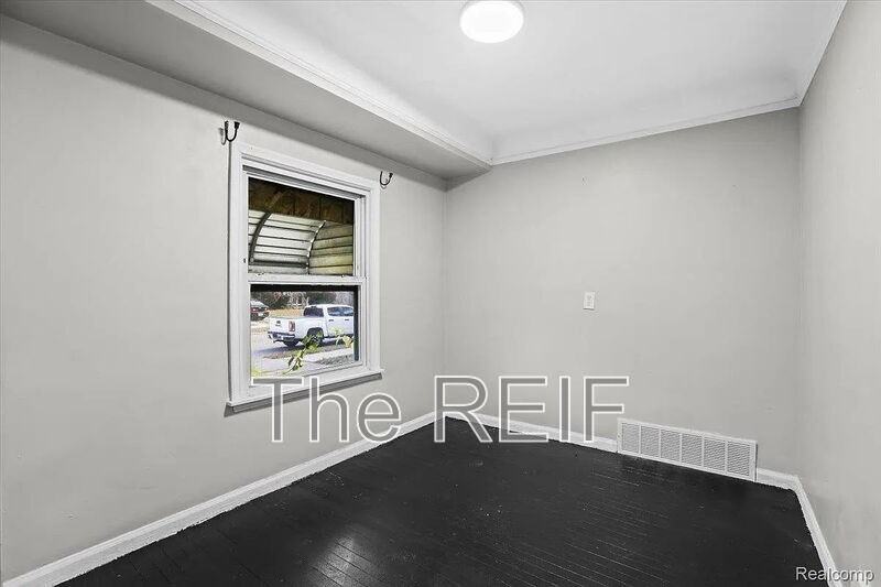 20045 Greenlawn St - Photo 7 of 14