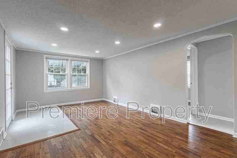 7826 Summit St - Photo 2 of 14