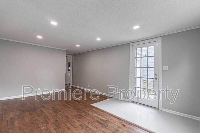 7826 Summit St - Photo 3 of 14
