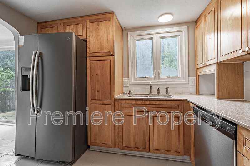 7826 Summit St - Photo 4 of 14