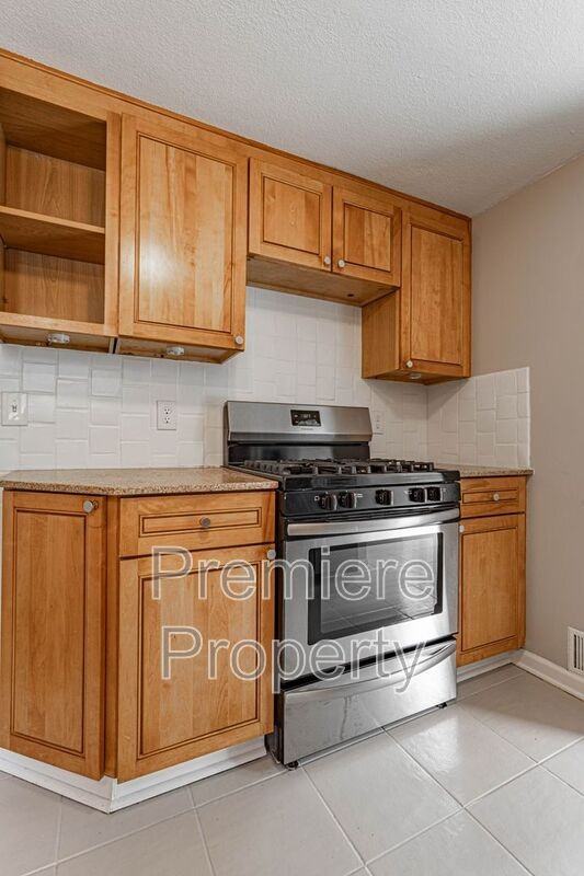 7826 Summit St - Photo 5 of 14