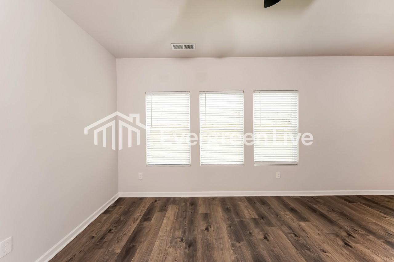 1045 Brookhaven Ln - Photo 3 of 15