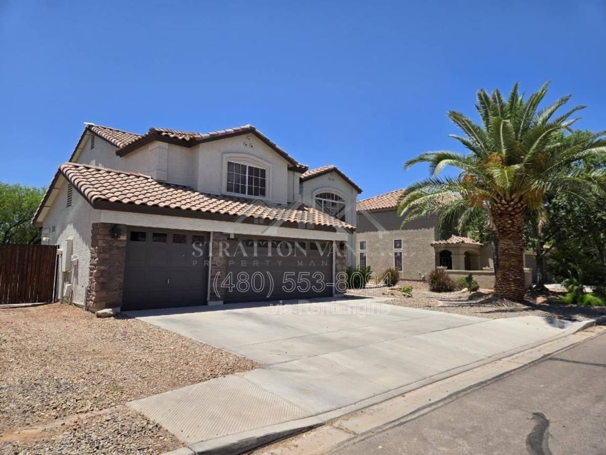 1005 E Stirrup Ln - Photo 2 of 10