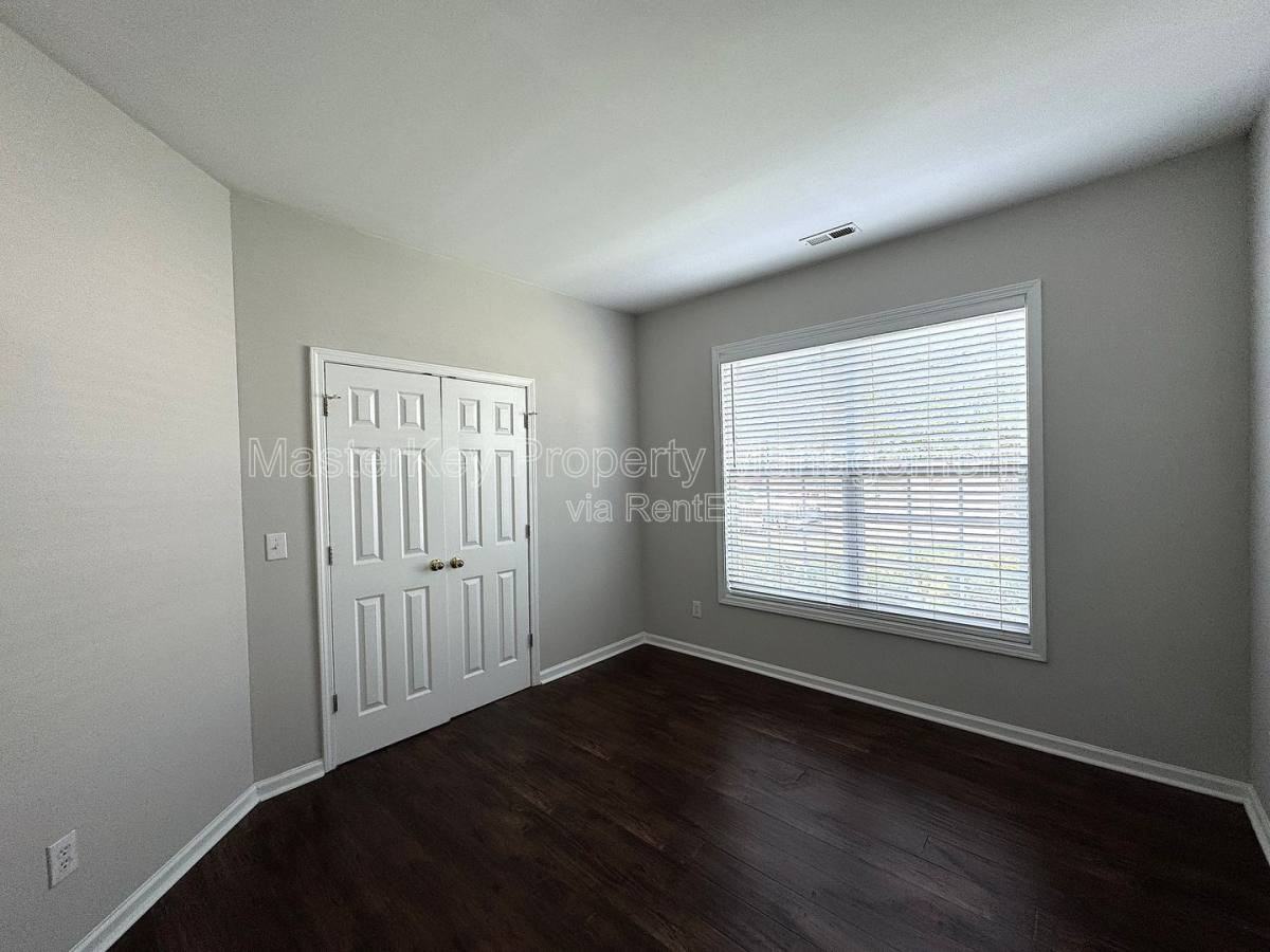 204 Straywhite Ave - Photo 3 of 10
