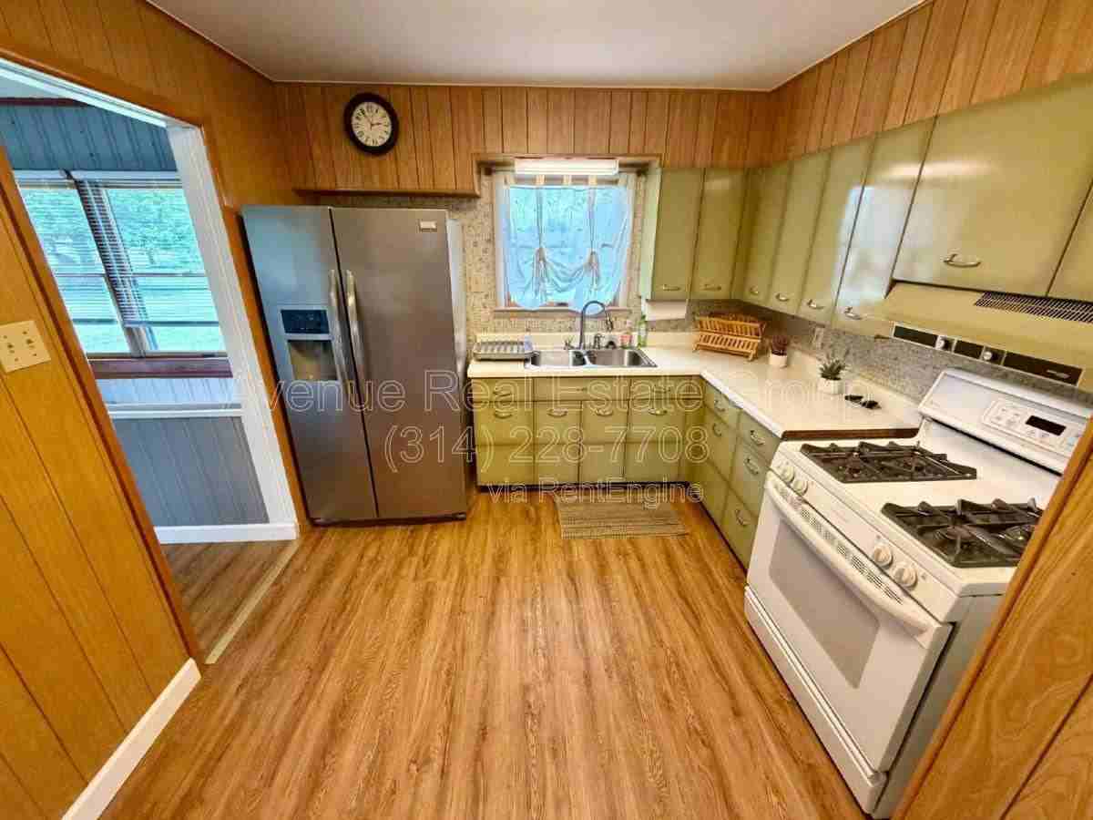 608 Connie Ln - Photo 3 of 10