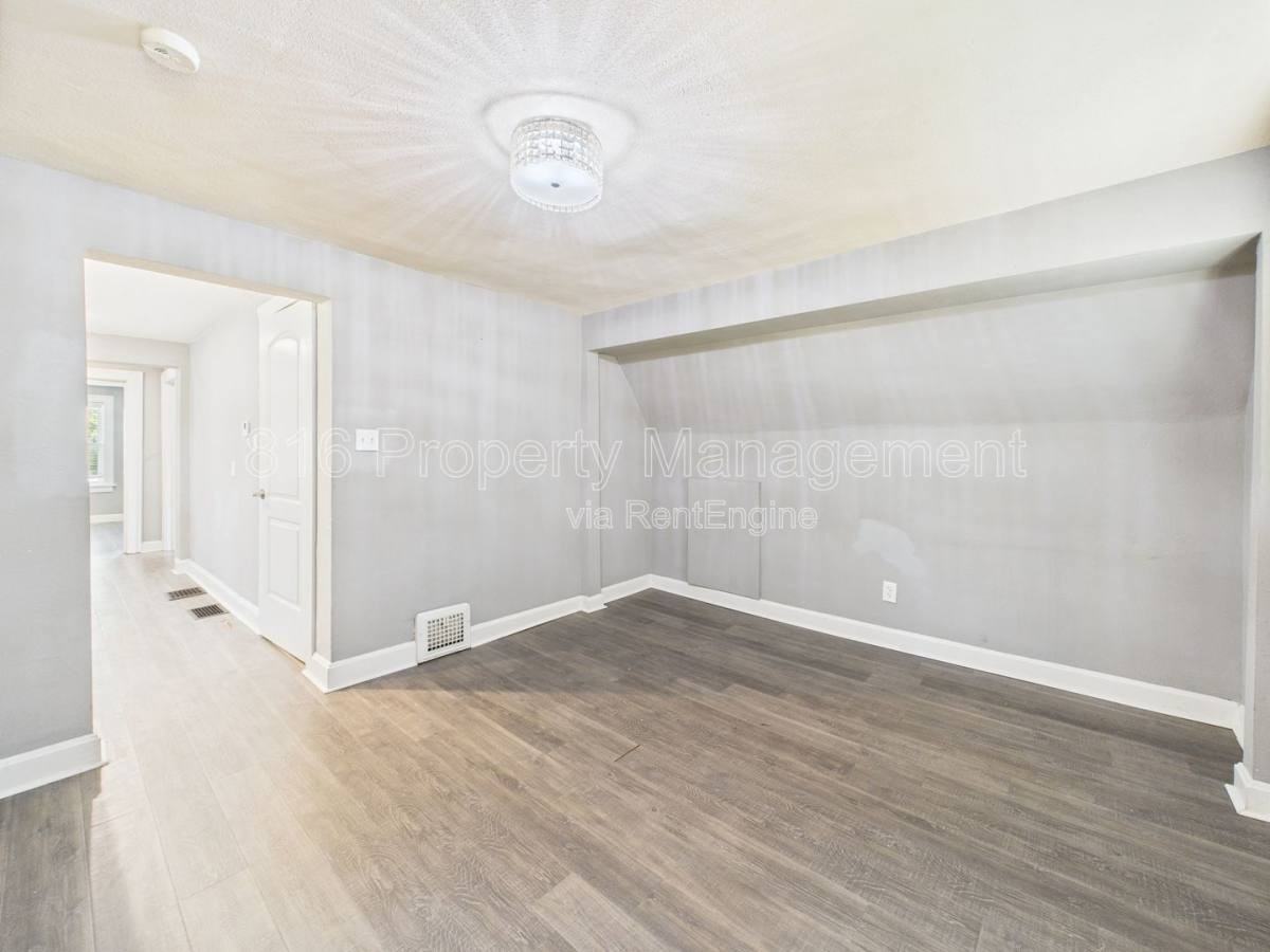 701 W Kansas St #B - Photo 2 of 10