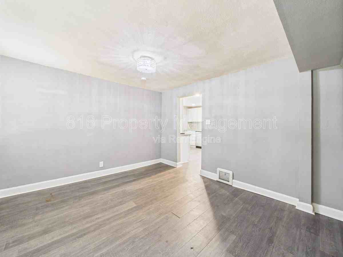 701 W Kansas St #B - Photo 3 of 10