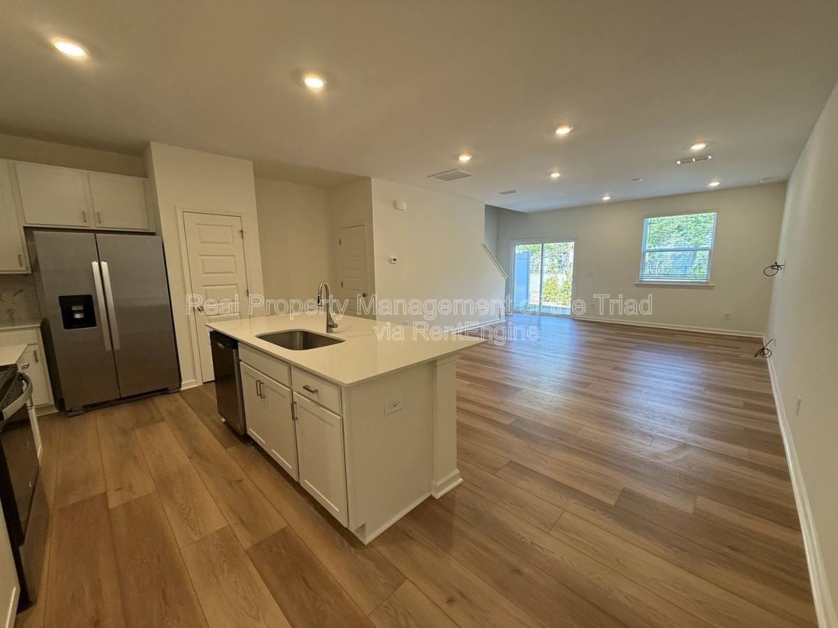 112 Parker Ln - Photo 2 of 10