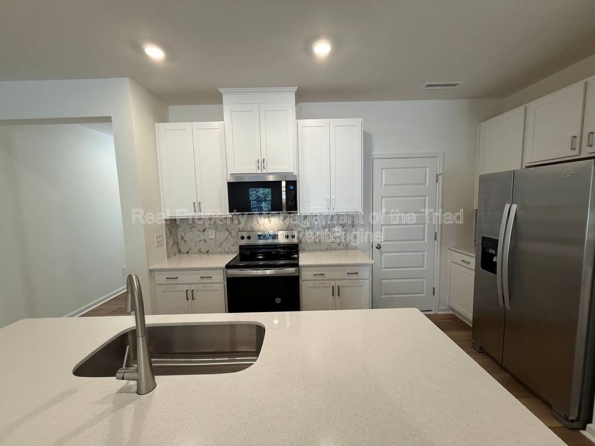 112 Parker Ln - Photo 3 of 10