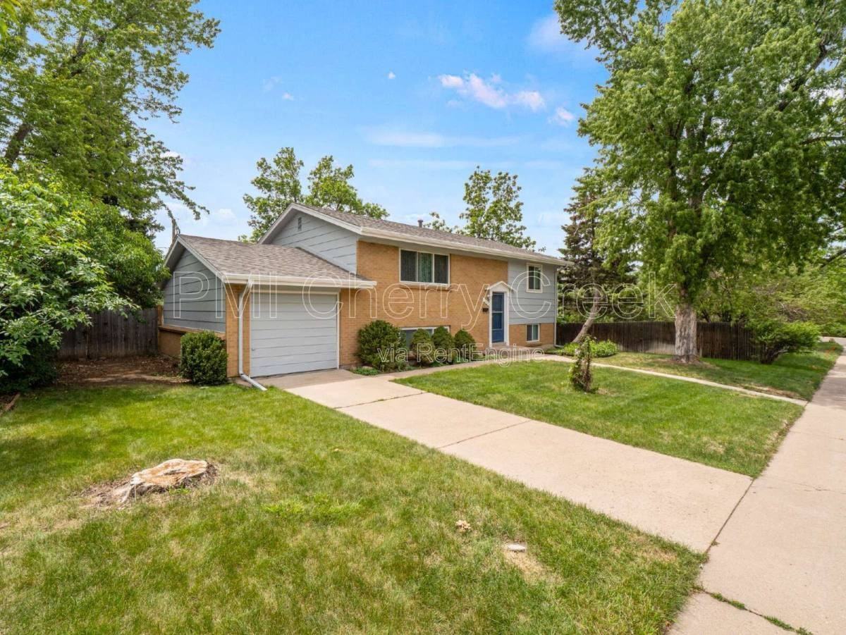 766 W Davies Way - Photo 2 of 10