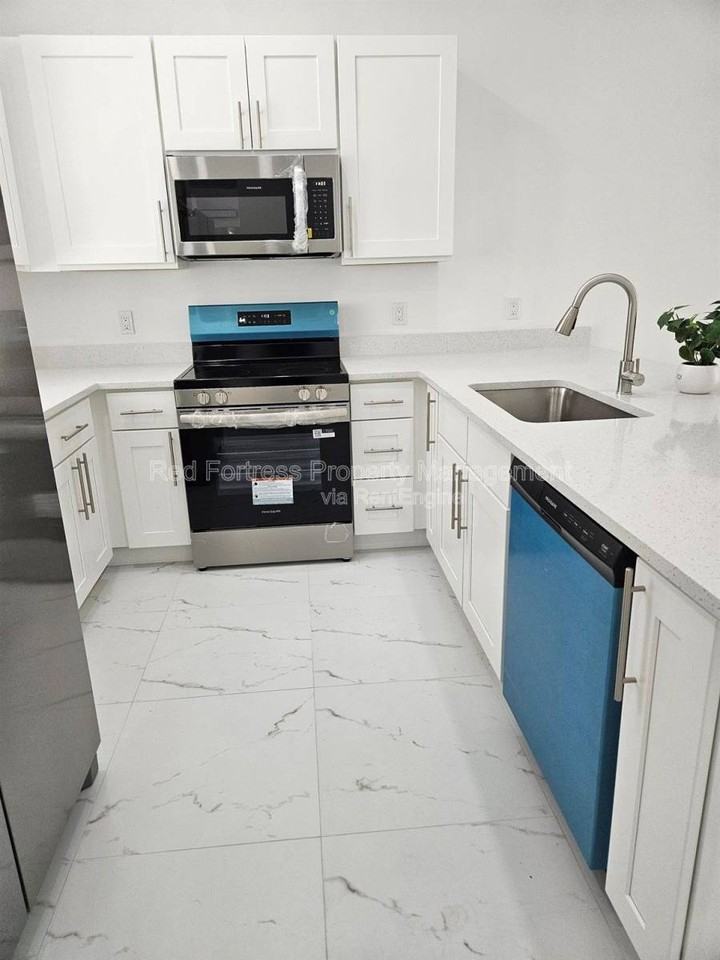 5146 Centennial Blvd - Photo 3 of 10