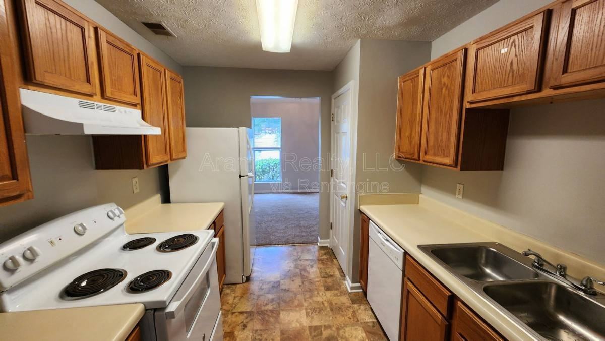 5749 Strathmoor Manor Cir - Photo 2 of 10
