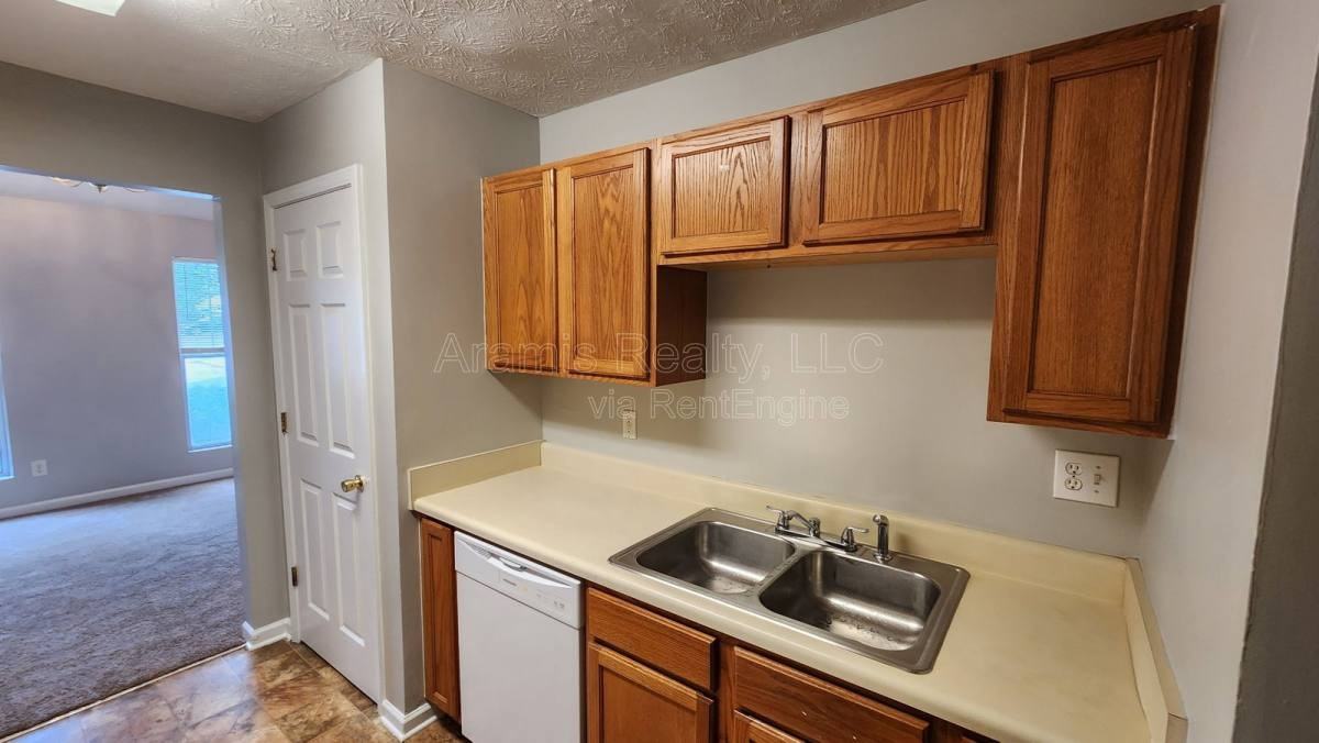 5749 Strathmoor Manor Cir - Photo 3 of 10