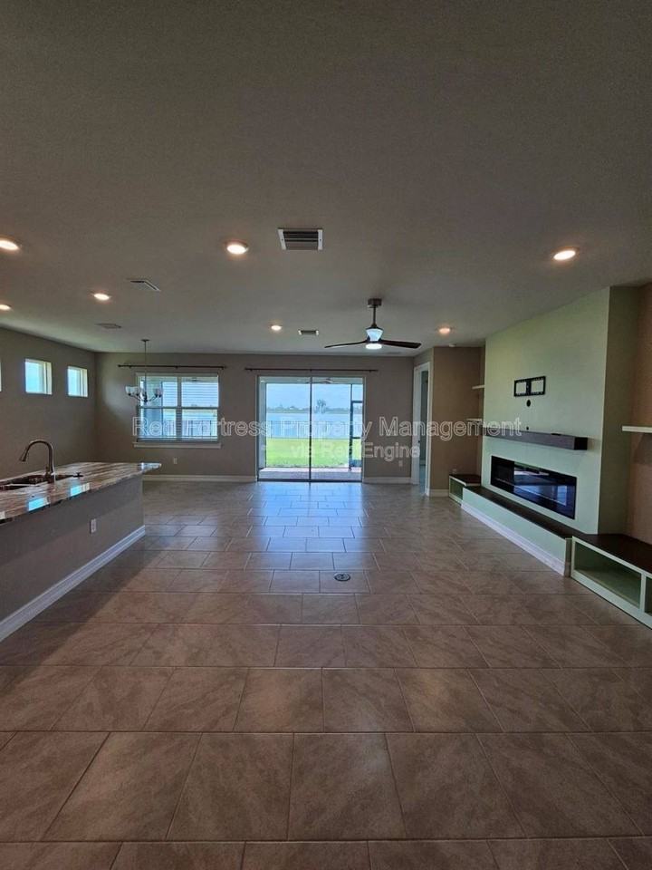 623 Parkshore Lake Ave - Photo 2 of 10