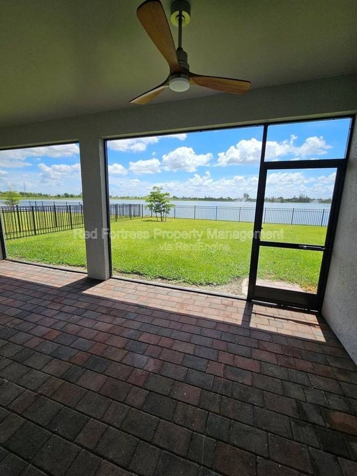 623 Parkshore Lake Ave - Photo 3 of 10
