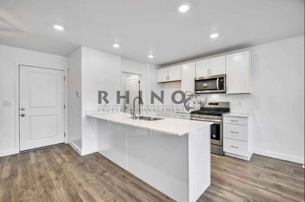 880 N Herman Dr - Photo 3 of 10