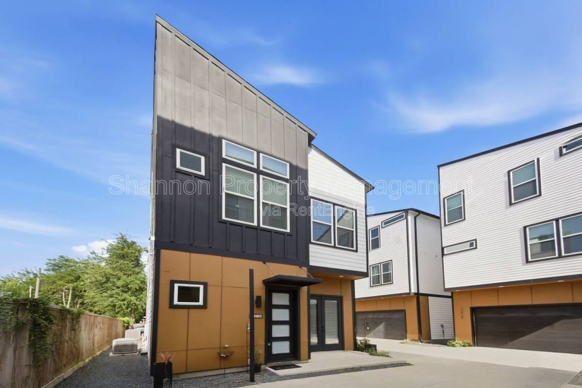 1307 Bayou St #B - Photo 2 of 10