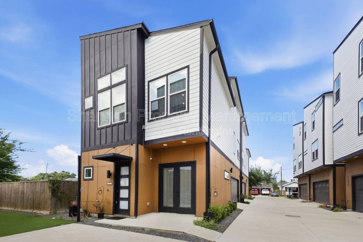 1307 Bayou St #B - Photo 3 of 10