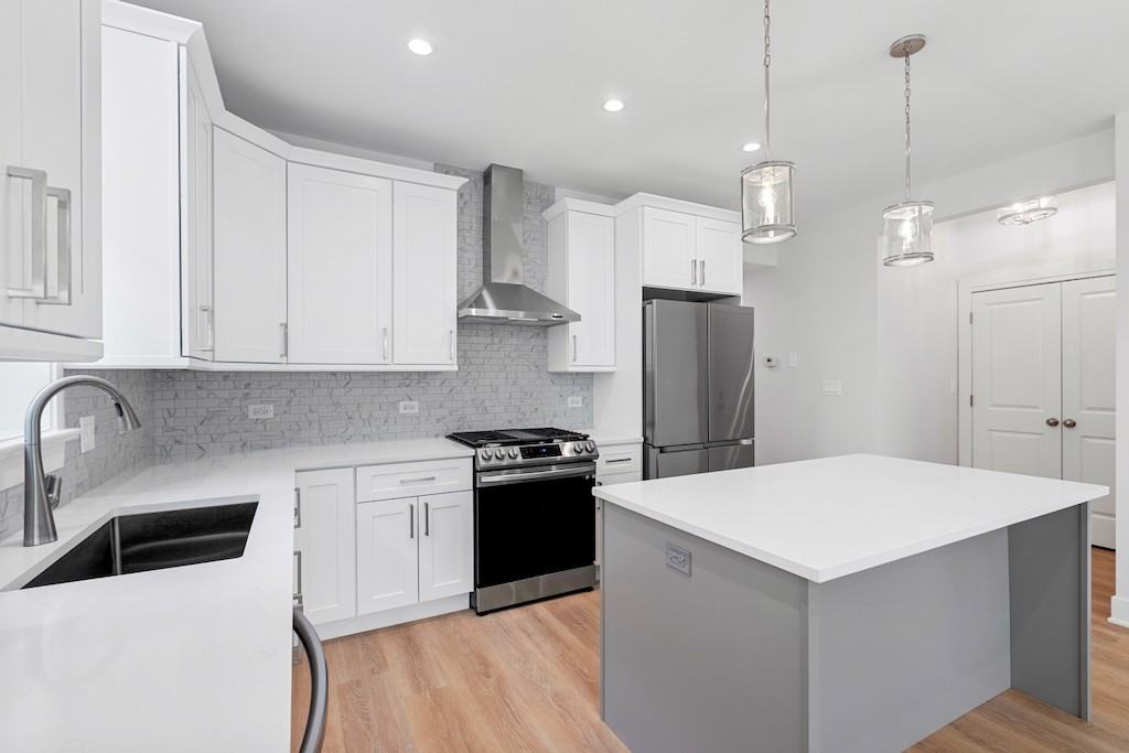 6423 N Washtenaw Ave #3 - Photo 5 of 18