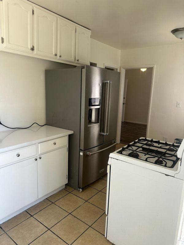 934 1/2 W 71st St - Photo 2 of 10