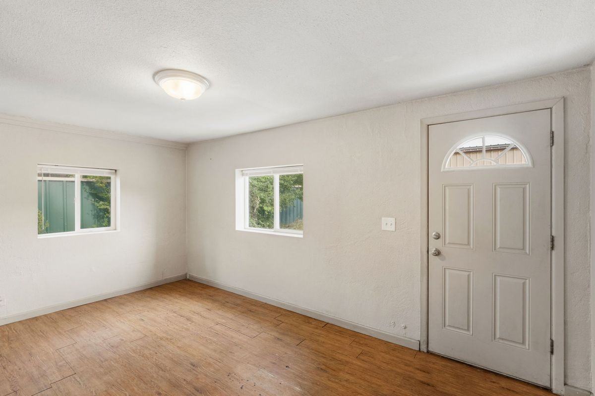 303 N Santa Fe Ave - Photo 4 of 27