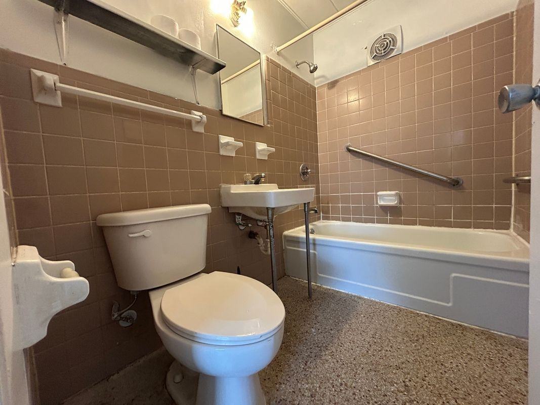 1307 Nw 6th St ##14 - Photo 3 of 10