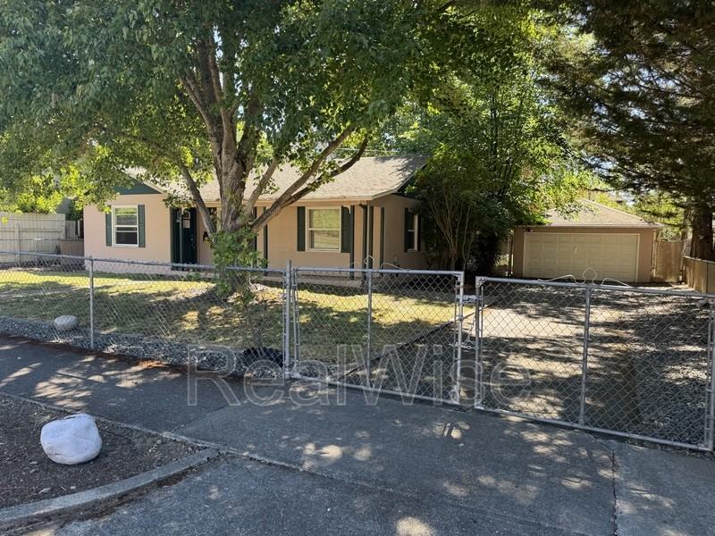 751 Nw 5th St - Photo 4 of 8