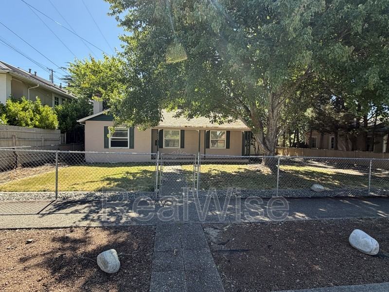 751 Nw 5th St - Photo 5 of 8