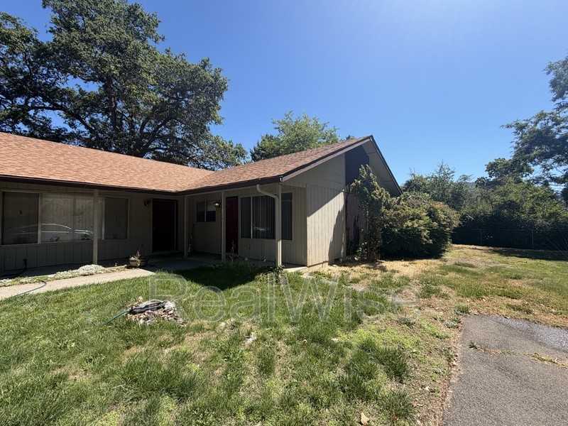 1229 Nw Highland Ave #B - Photo 2 of 26