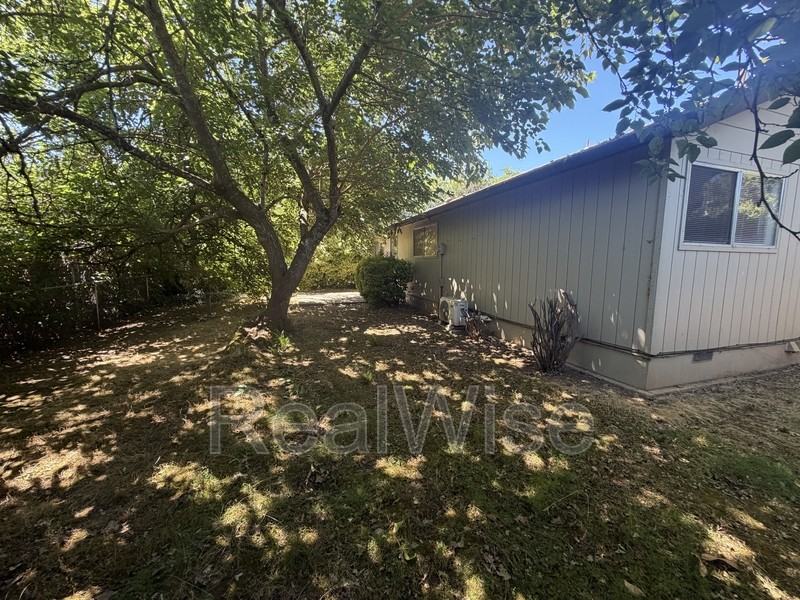 1229 Nw Highland Ave #B - Photo 4 of 26