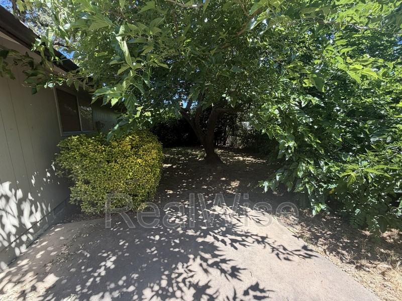 1229 Nw Highland Ave #B - Photo 6 of 26