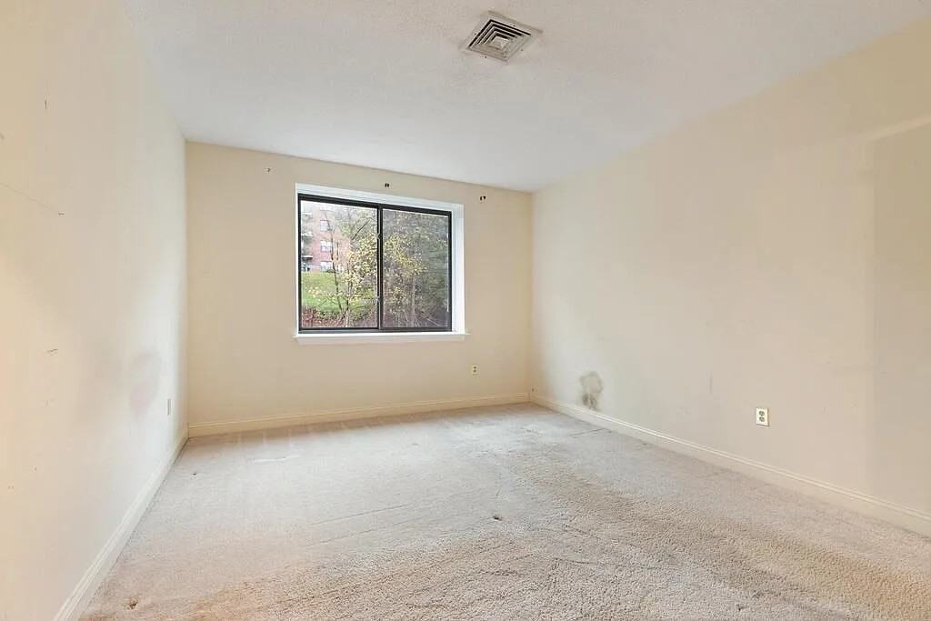 1029 Pleasant St - Photo 3 of 12