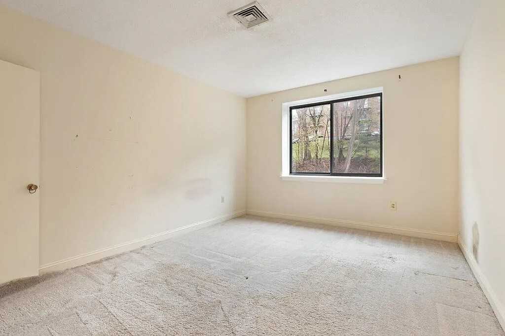 1029 Pleasant St - Photo 4 of 12