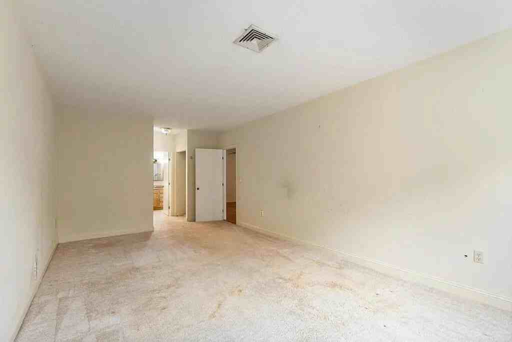 1029 Pleasant St - Photo 6 of 12