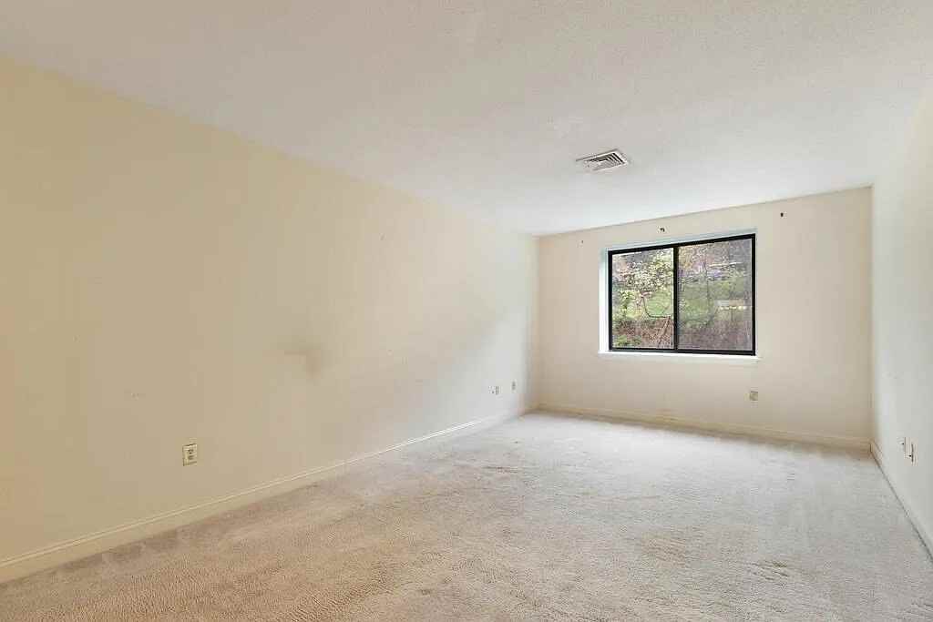 1029 Pleasant St - Photo 7 of 12