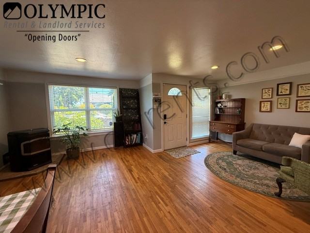 662 N Hawthorne St - Photo 3 of 9