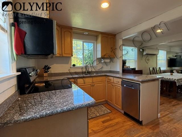662 N Hawthorne St - Photo 5 of 9