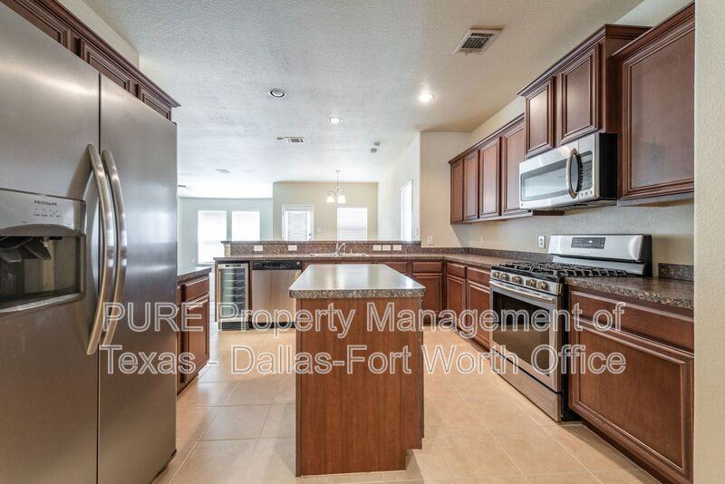 1012 Lake Hollow Dr - Photo 6 of 33
