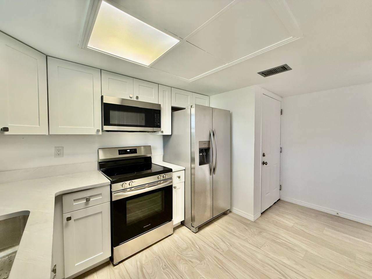 8801 Bay Pointe Dr #102 - Photo 7 of 32