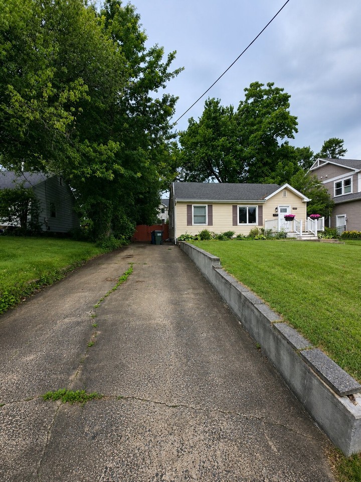 1832 Peabody Dr - Photo 3 of 3