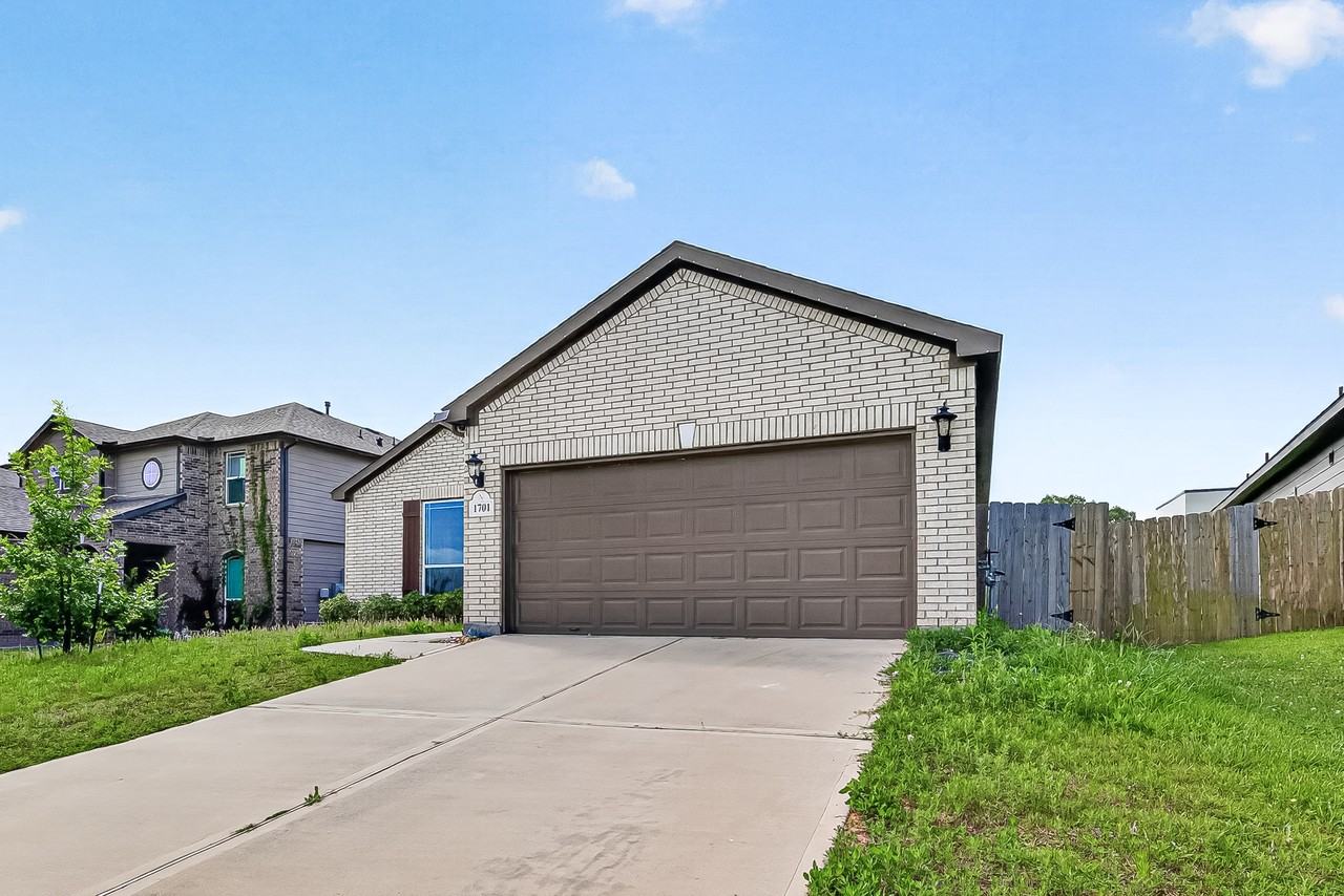 1701 Cindy Ln - Photo 3 of 46