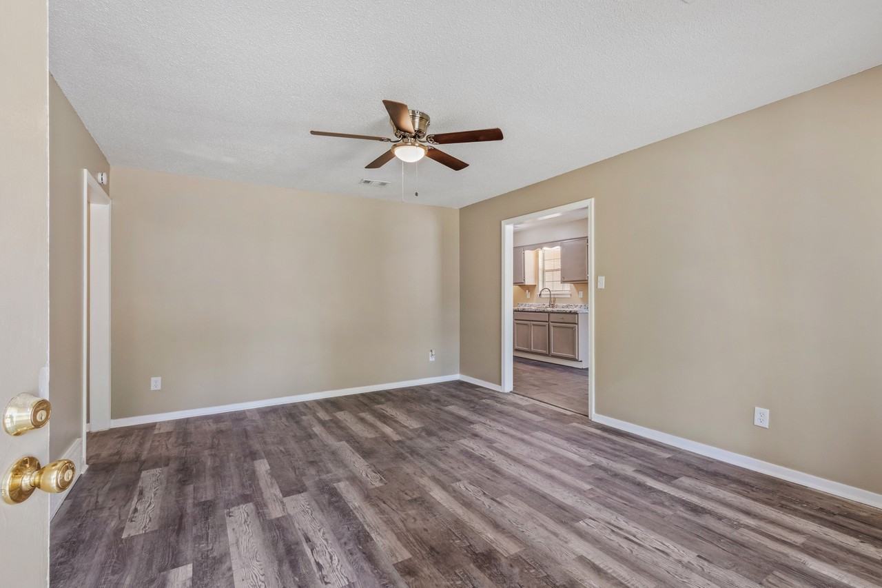 3305 Laurel Dr - Photo 3 of 17