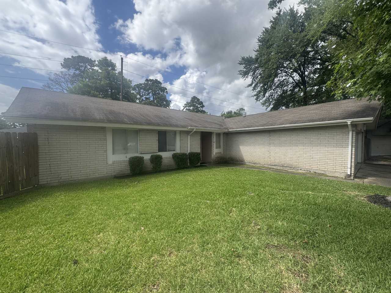 23139 Lestergate Dr - Photo 2 of 20