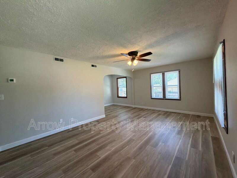 5121 Pioneers Blvd - Photo 4 of 25