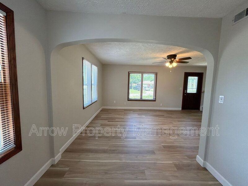 5121 Pioneers Blvd - Photo 6 of 25