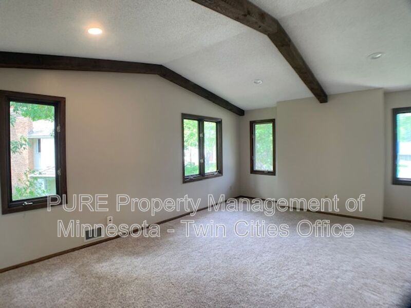7420 Hyde Park Cir - Photo 4 of 16
