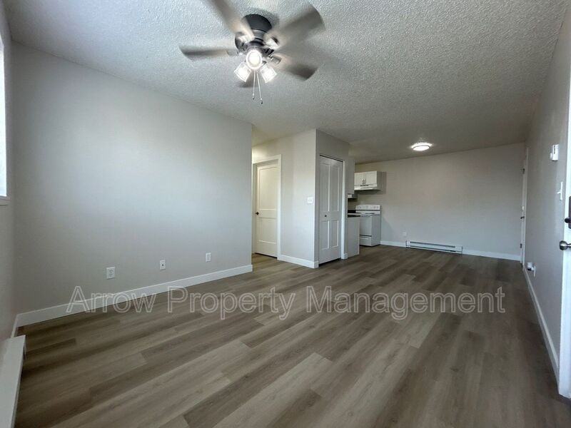 902 E E St - Photo 2 of 10