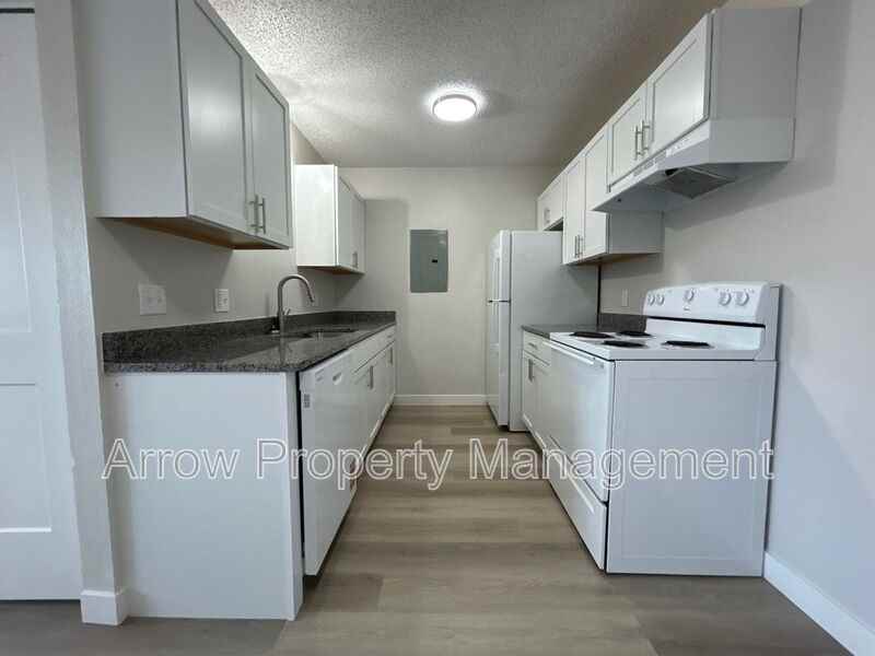 902 E E St - Photo 4 of 10