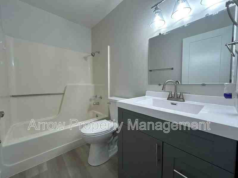 902 E E St - Photo 7 of 10
